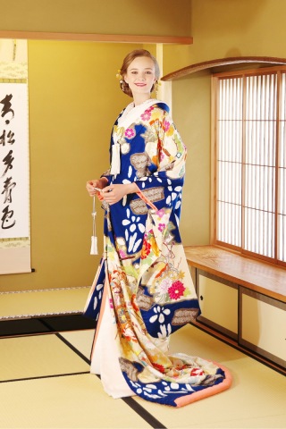 色打掛「王朝に八つ橋」鮮やかな青地に上品な総絞り