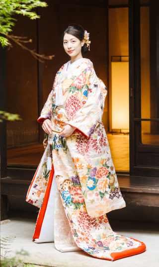 色打掛「慶翔桃山富貴文」淡いクリーム地に花々が鮮やかに咲く