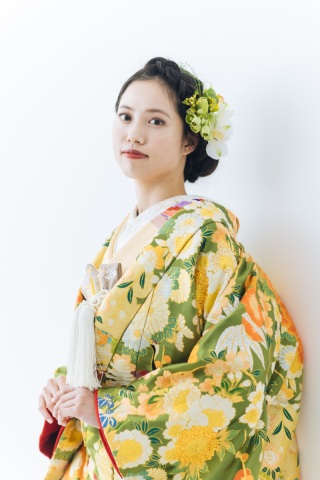  色打掛「慶雲昌光」上品な抹茶カラーに金糸が輝く