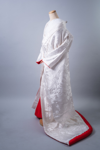 白無垢「若松桜文様」赤の裏地が魅力を引き立つ