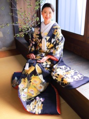 色打掛「華陽大冠」めずらしい紫紺の生地に金箔が輝く