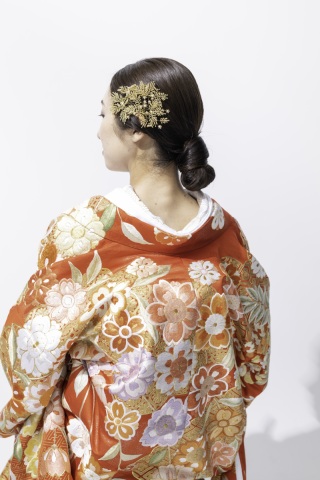 色打掛「雲幻百花絵図」桜をはじめ丸みある花々が朗らかに咲く