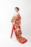 色打掛「慶長御所車文」赤地・古典柄ながら淡い色使いが新鮮