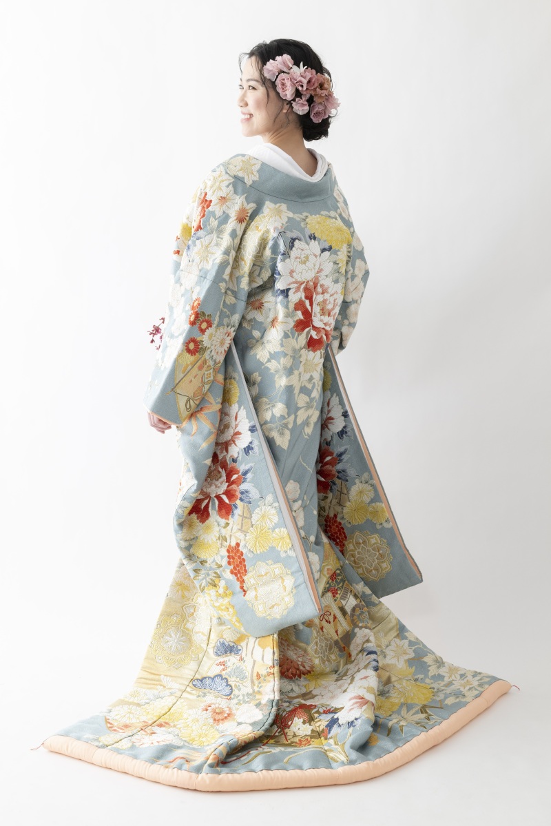 色打掛「佳芳百花絵巻」見る角度によって優しく輝く、くすみ水色