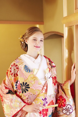 色打掛「慶福花舟文」淡いピンク地に桜や菊。可愛らしい一着