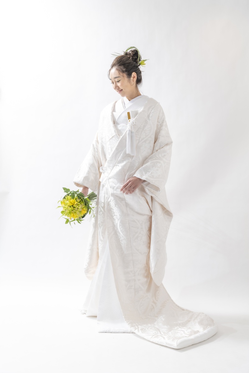 白無垢「立枠草花紋」向かい合う波状が美しい有職文様