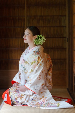 色打掛「桧扇宝寿の讃」職人が一針ずつ手掛ける相良刺繍