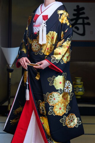 色打掛「皇徳翔」華やかな金彩が凛とした印象