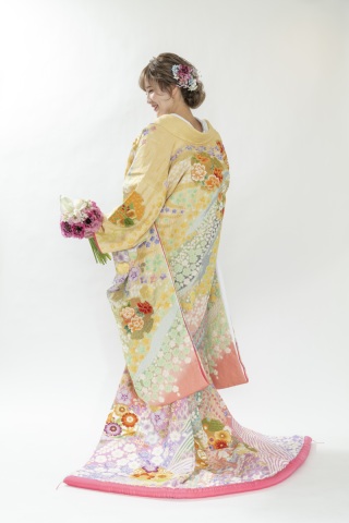 色打掛「薫風晴峯　黄」富士山を描いた壮大かつ優美な総絞り　