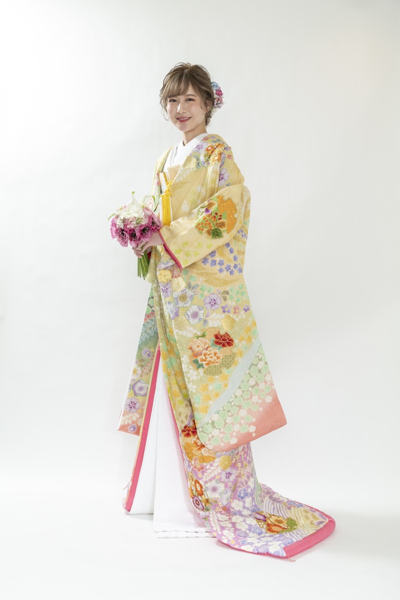 色打掛「薫風晴峯　黄」富士山を描いた壮大かつ優美な総絞り　