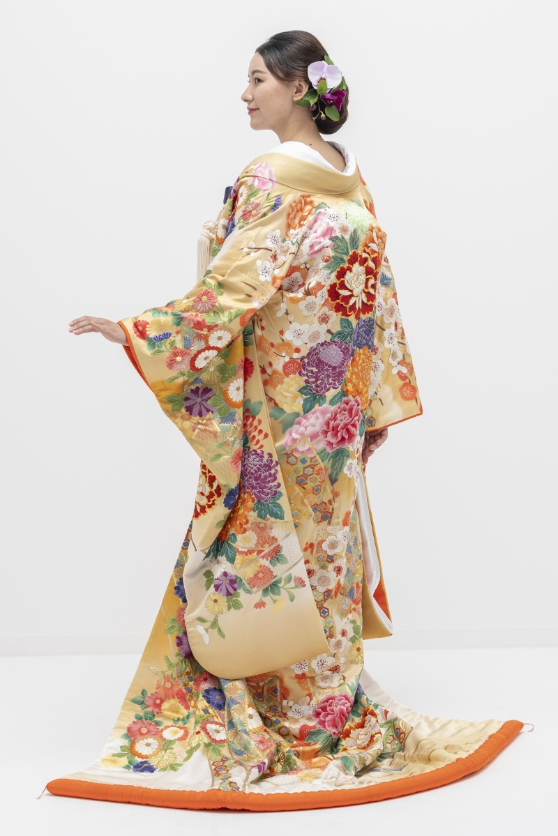 色打掛「手刺繍　清香束熨斗山吹色ぼかし」製作期間一年の打掛
