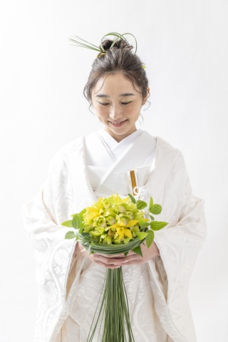 白無垢「立枠草花紋」向かい合う波状が美しい有職文様