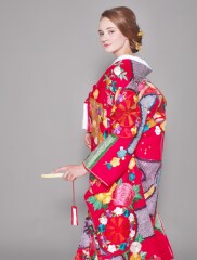 色打掛「几帳に鼓文」華やかな王朝時代を感じさせる