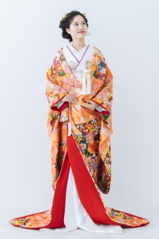 色打掛「桃山花比べ」愛らしさと温かみのある色使い