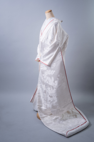 白無垢「四季花の宴　赤ライン」控えめな赤ラインが可愛い