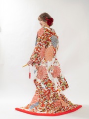 色打掛「手刺繍 壺垂菊花宝尽くし白地文」職人の技が光る一点物