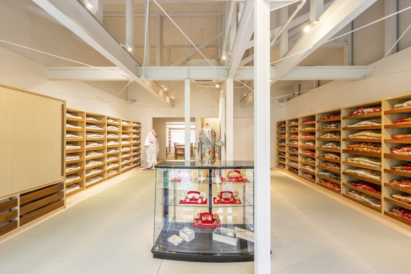 自然光が入る明るい衣装サロン