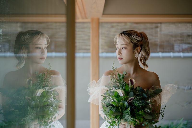 衣装、小物、ロケーションとのバランスを考えながらヘアメイクいたします。