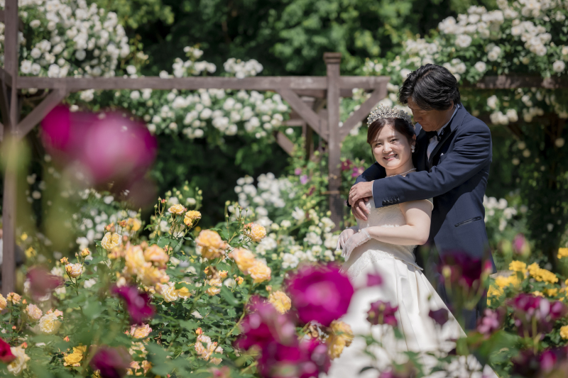 ご新郎様からのバックハグショット♡