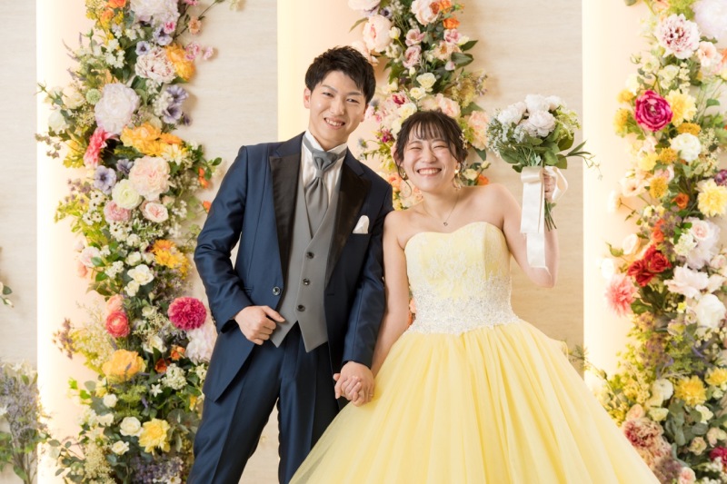 イエローカラードレス×ネイビータキシードに