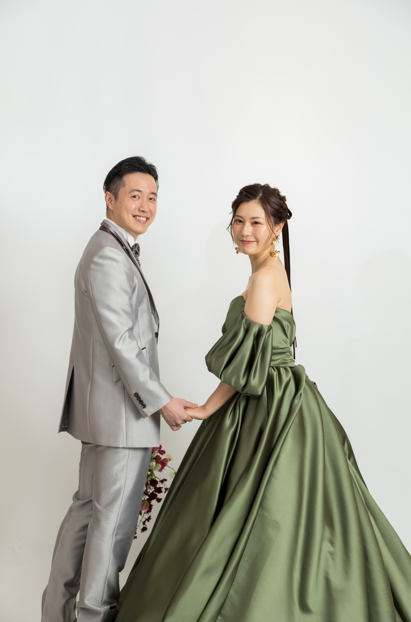 手をつないでにっこり振り返り
