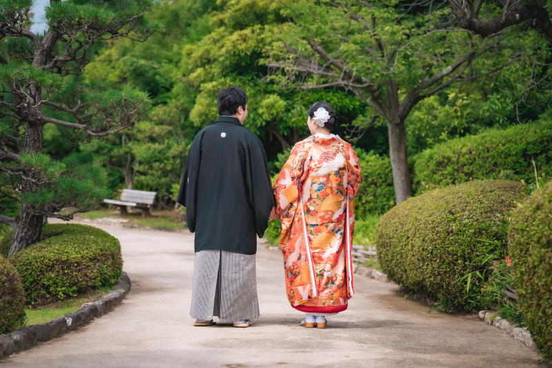 手をつなぎお散歩