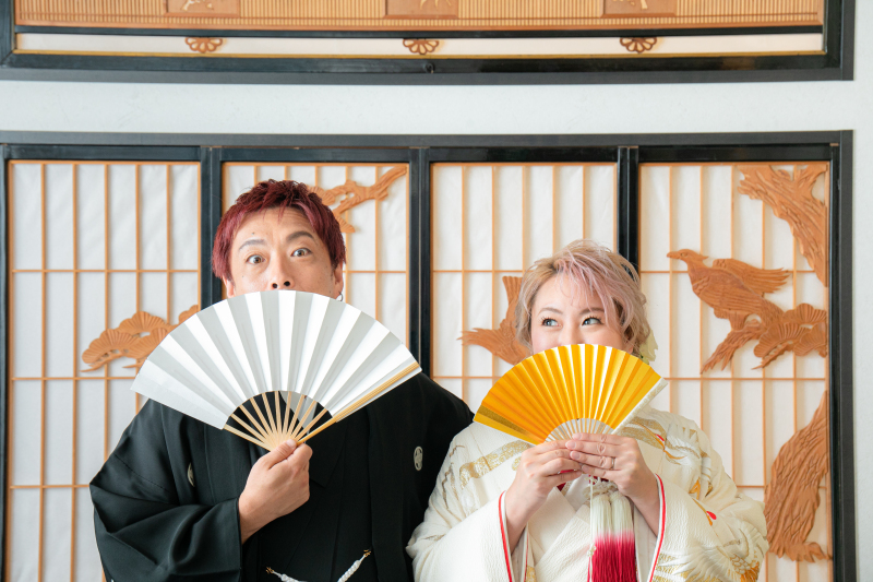 扇子でお顔隠し