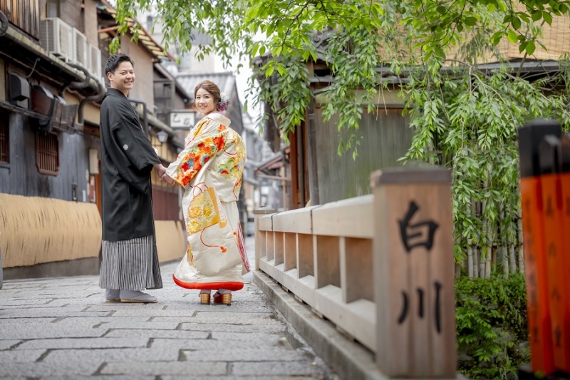 京都らしい町家で振り向きショット