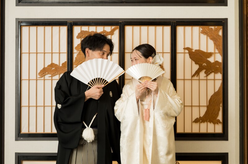 扇子を使って内緒話