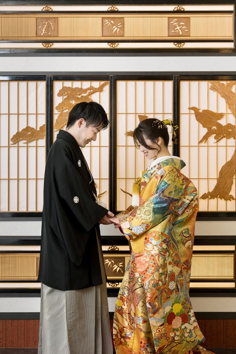 手を取りあって