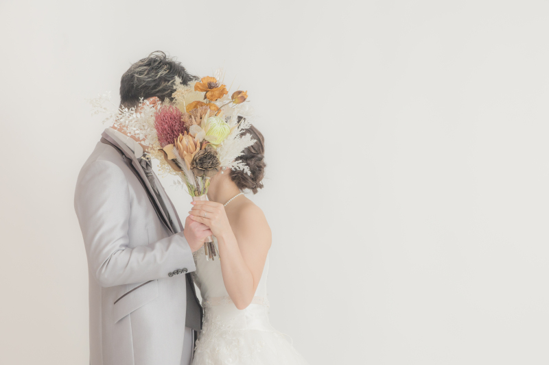 ブーケでお顔を隠して