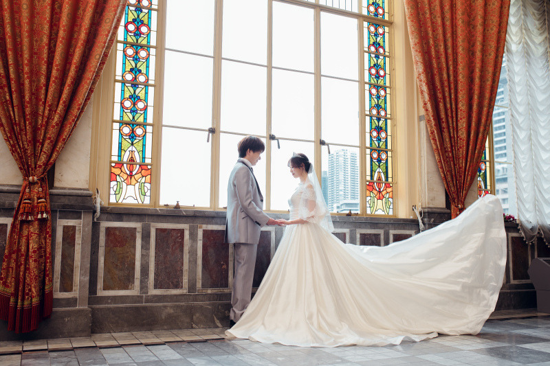 ドレスをなびかせて