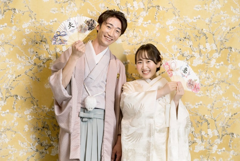 白無垢で夫婦扇子を持って♪