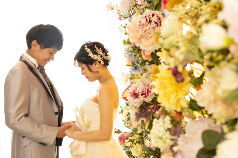 手を取り合って