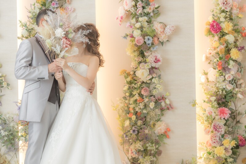 ブーケで顔かくし