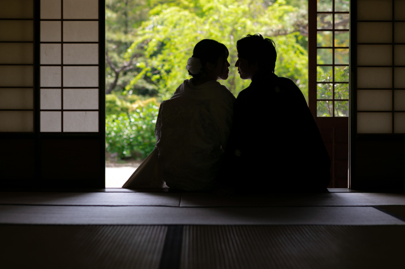 和室に座ってシルエット