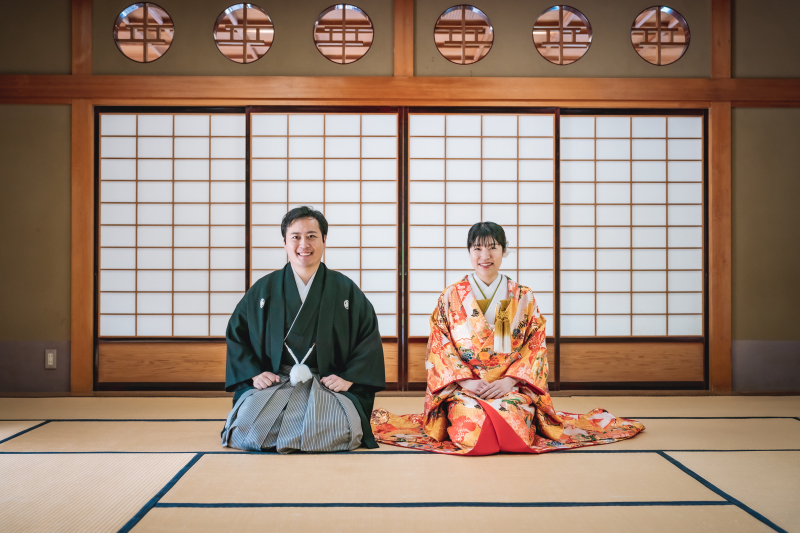 座りショットでご挨拶!