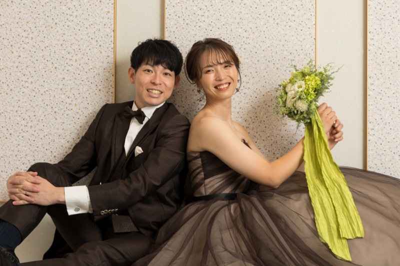 二人とも座って