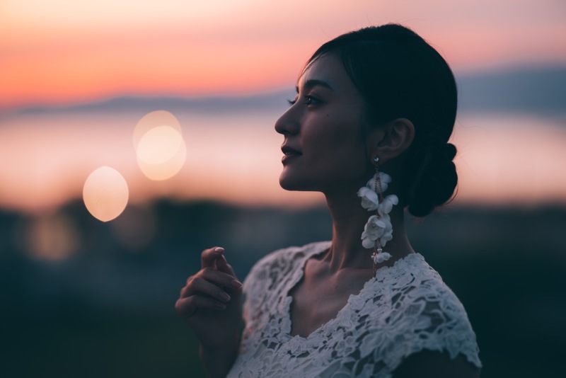 オレンジの空を背に