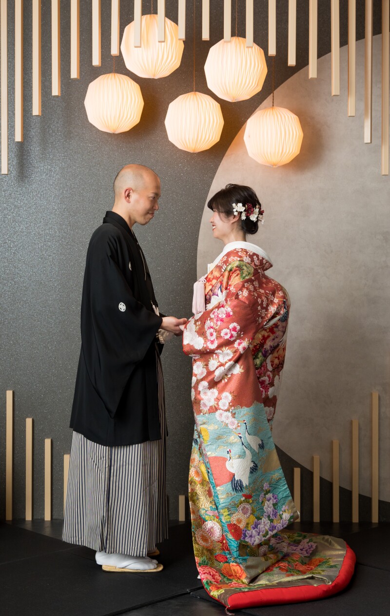 シックな背景に映える和装