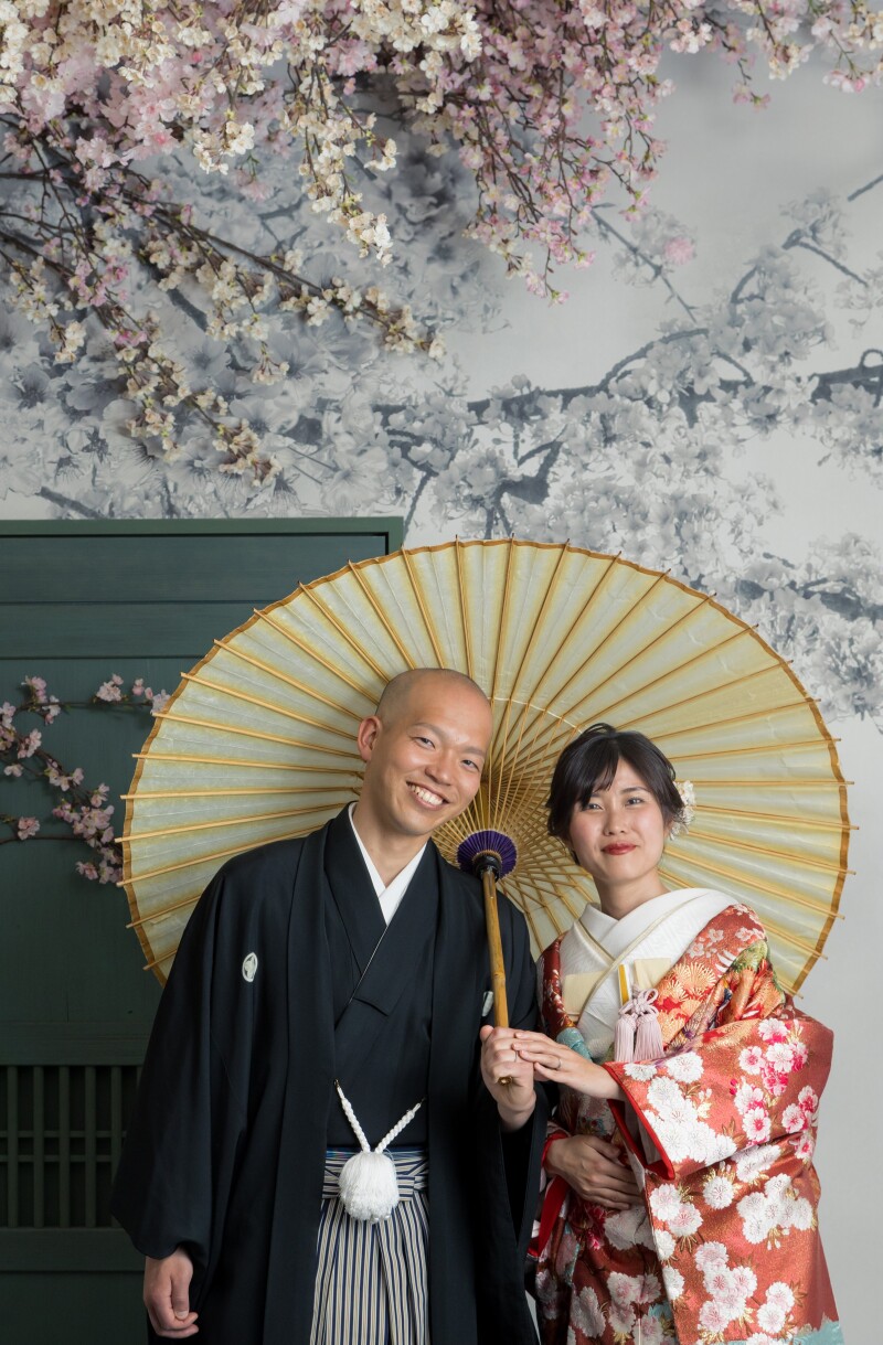 白の番傘と一緒に