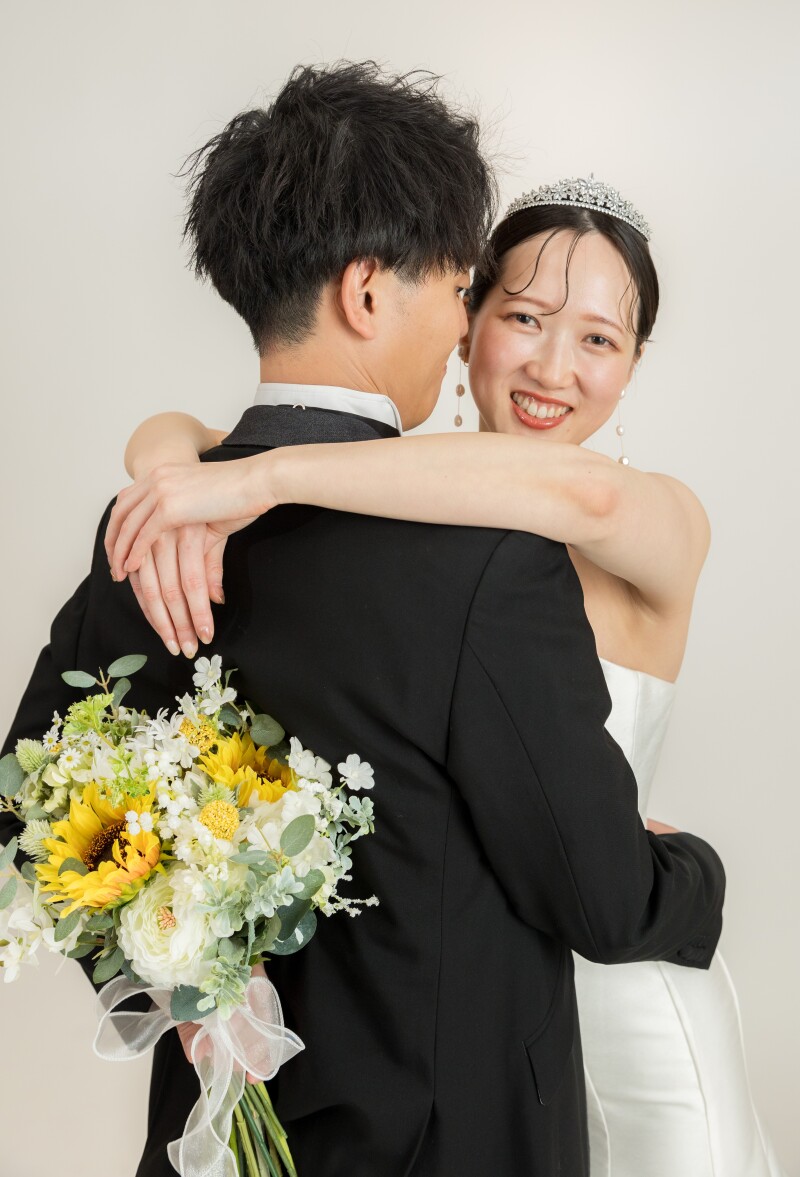 大好きなご新郎様へのハグショット♡