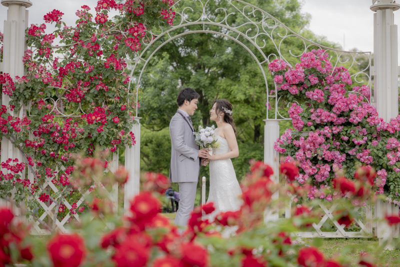 バラに囲まれて