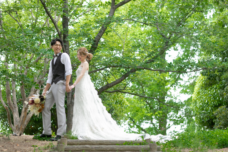 緑の公園を手を繋いでお散歩