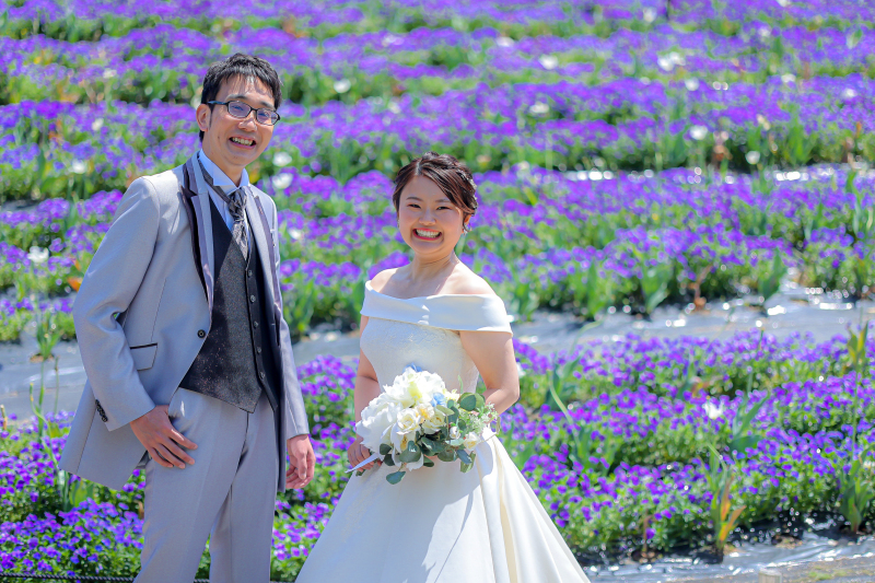 お花の花壇でにっこり笑顔