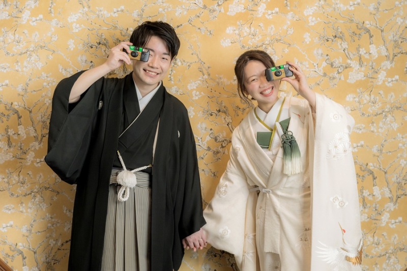 お持ち込みのインスタントカメラを持ってにっこり