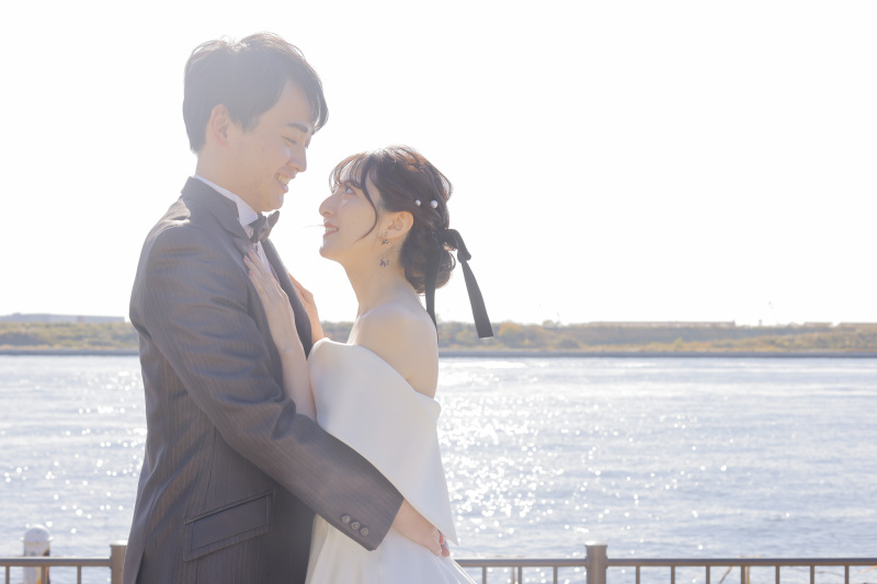 キラキラ光る水面の中で