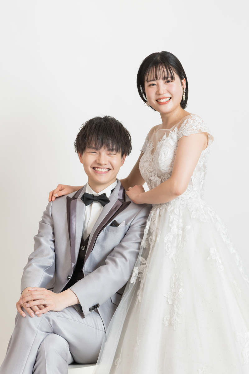 新郎様がお椅子に座ったショット
