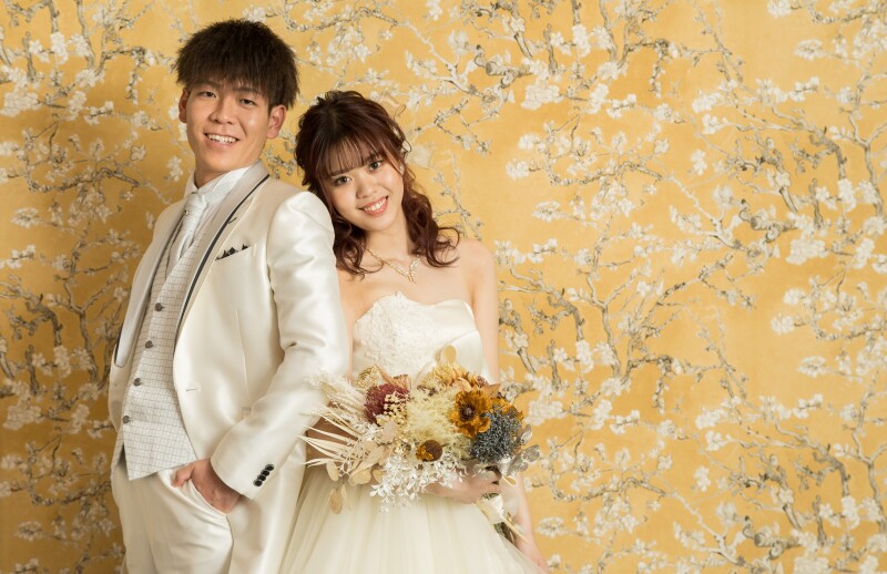 お互い背中を合わせて