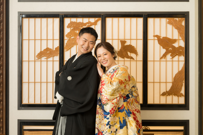 ご新郎様の背中に寄り沿うご新婦様♡